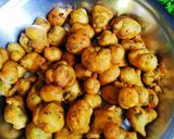 A picture of step 3 of Besan pakodi.