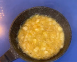Foto del paso 4 de la receta: Hojaldre de berenjena con pera encebollado y corona de cabra