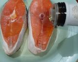 Foto langkah ke 3 dari resep Salmon Panggang dan Tumis Kembang Kol.