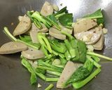 รูปขั้นตอนการทำที่ 3 ของ คะน้าผัดหมูยอ🥬