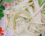 Hình bước làm 1 của món Bánh tráng trộn chiên giòn