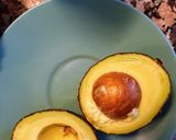 Foto del paso 1 de la receta: Loncha de huevos con aguacate