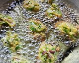 A picture of step 5 of Palak Pakoda.