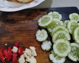 Foto langkah ke 2 dari resep Sop Timun Telur Bangka.