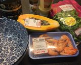 Foto del paso 1 de la receta: Ensalada fresca con maracuyá, salmón y langostinos 🦐