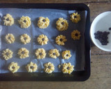 Foto langkah ke 5 dari resep Kukis Dahlia (Semprit Susu).