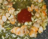 Foto del paso 3 de la receta Ensalada de tomate con aliño de gambas al ajillo