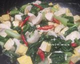 Foto langkah ke 3 dari resep Tumis Sawi Hijau Telur Asin dengan Bawang Putih Goreng.