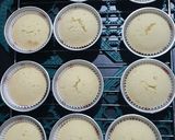 Foto langkah ke 4 dari resep Strawberry and Creamy Cupcakes.