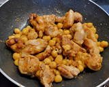 Foto del paso 5 de la receta: Salteado de pollo con garbanzos y hortalizas al curry