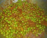 A picture of step 5 of Green Peas and Paneer Curry.