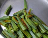 भरवा तवा भिन्ड़ी (Bharwan Tawa Bhindi recipe in Hindi) रेसिपी चरण 6 फोटो