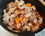 Foto del paso 3 de la receta: Estofado de solomillo de cerdo con boniato y setas
