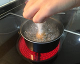 Foto del paso 3 de la receta: Tosta de aguacate y huevo poché