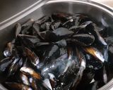 Foto del passaggio 2 della ricetta Sugo di cozze