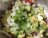 Foto del paso 3 de la receta: Fajitas suaves de pollo, aguacate y pico de gallo 🥰