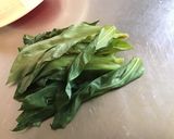 Une image de l'étape 3 de Salade castelfranco a l ail des ours et oignon rouge.