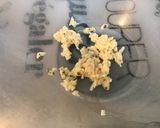 Une image de l'étape 1 de Sauce crème à l'ail mariné et aux deux fromages.