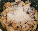 Foto del paso 2 de la receta: Pasta de aprovechamiento, con salsa de carne, en un plis plas