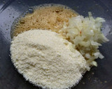 Foto del paso 4 de la receta: Buñuelos de lechuga, cebolla y queso parmesano