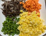 Hình bước làm 1 của món Cải thảo cuộn ngũ sắc