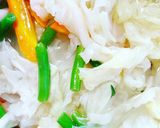 Hình bước làm 1 của món Mì xào thịt heo, xúc xích