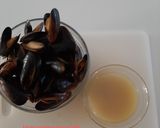Foto del passaggio 2 della ricetta Risotto allo Chardonnay con cozze e bottarga