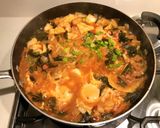 A picture of step 6 of Jiamppong (Korean seafood & vegetable noodle soup).