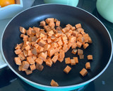 Foto del paso 1 de la receta: Pollo salteado con batata, cebolla, alubias, guisantes y salsa de miel con limón para burritos