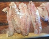 Foto del paso 1 de la receta: Arrolladitos de pescadilla sobre hojaldre de papas