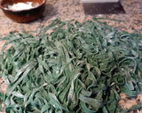 Foto del paso 5 de la receta: Tallarines verdes de espirulina (pasta fresca)