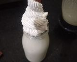 A picture of step 3 of KitKat Vanilla ThickShake.