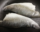 Foto del paso 1 de la receta: Lubina a la plancha con hierbas aromáticas 🌿