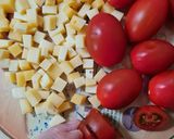 Foto del paso 1 de la receta: Ensalada de tomates cherry, queso Holanda y menta 🥗 inspirada en Caprese