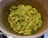 Foto del passaggio 4 della ricetta Gnocchetti con pesto di basilico e nocciole