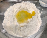 Foto del paso 1 de la receta: Pizza con masa de aceituna negra y tomate seco con un toque ahumado