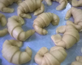 Foto del paso 4 de la receta: Medialunas sin manteca fáciles!