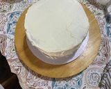 Foto del paso 9 de la receta: Layer Cake con Buttercream de Queso y Fresas frescas, decorada con flores comestibles !!!!!