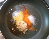 Hình bước làm 3 của món Nui lốc xoáy chiên bơ tỏi cay 🌶