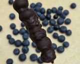 Foto del paso 4 de la receta: Chupetín helado de arándanos 🫐Piruleta saludable de blueberries y chocolate 85 % cacao 🍭low carb
