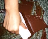 Foto del paso 4 de la receta: Temperado de chocolate con relleno de ate de guayaba