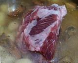 Foto del paso 4 de la receta: Patatas con níscalos y espinazo de cerdo