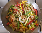 Foto del paso 4 de la receta: Camarones con pimiento y calabacita