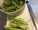 Une image de l'étape 3 de Salade « soleil » au céleri branche,tomates cerises,câpres italiennes et basilic.