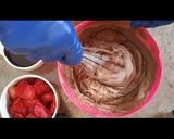 A picture of step 2 of Choco Strawberry instant dessert.