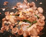 Hình bước làm 4 của món Miến Đậu Xanh Xào Sò Điệp & Rau Gai