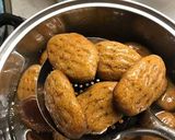 A picture of step 9 of Christmas cookies dipped in honey, aka melomakarona.