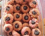 Foto langkah ke 8 dari resep Tumbprint Pink Cookies.