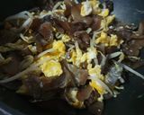 รูปขั้นตอนการทำที่ 3 ของ เห็ดหูหนูผัดไข่