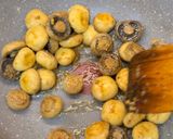 Foto langkah ke 5 dari resep Buttery Garlic Mushrooms.